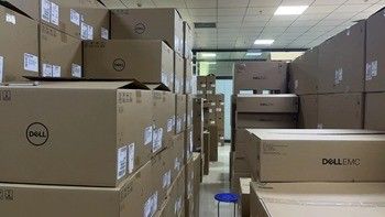 Lenovo ThinkSystem DE2000 Dual Control/4 * 16GB FC Disco Array Cabinet per le prestazioni